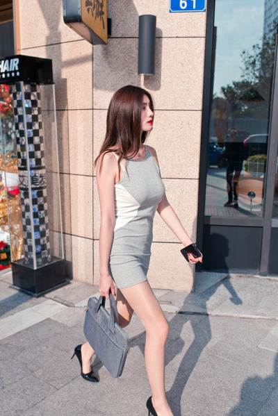 魔镜街拍-灰色包臀裙OL美女