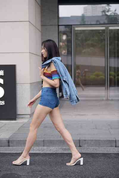 魔镜街拍-牛仔热裤高跟街拍